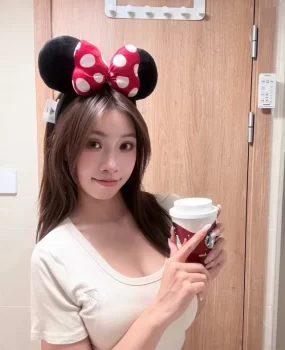 可爱美女刚成年
