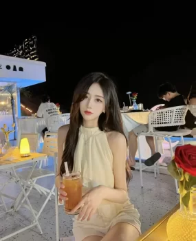 迷人眼神光彩照人美容院医美小姐姐真实本人出